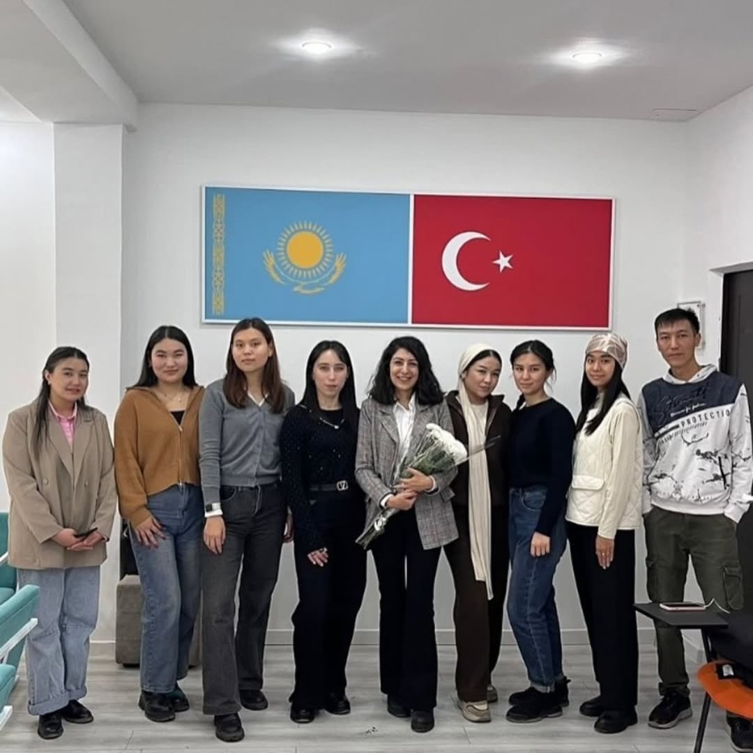 BÖLÜMÜMÜZDEN KAZAKİSTAN’A EĞİTİM DESTEĞİ: KARAGANDA’DA TÖMER ŞUBESİ AÇILDI