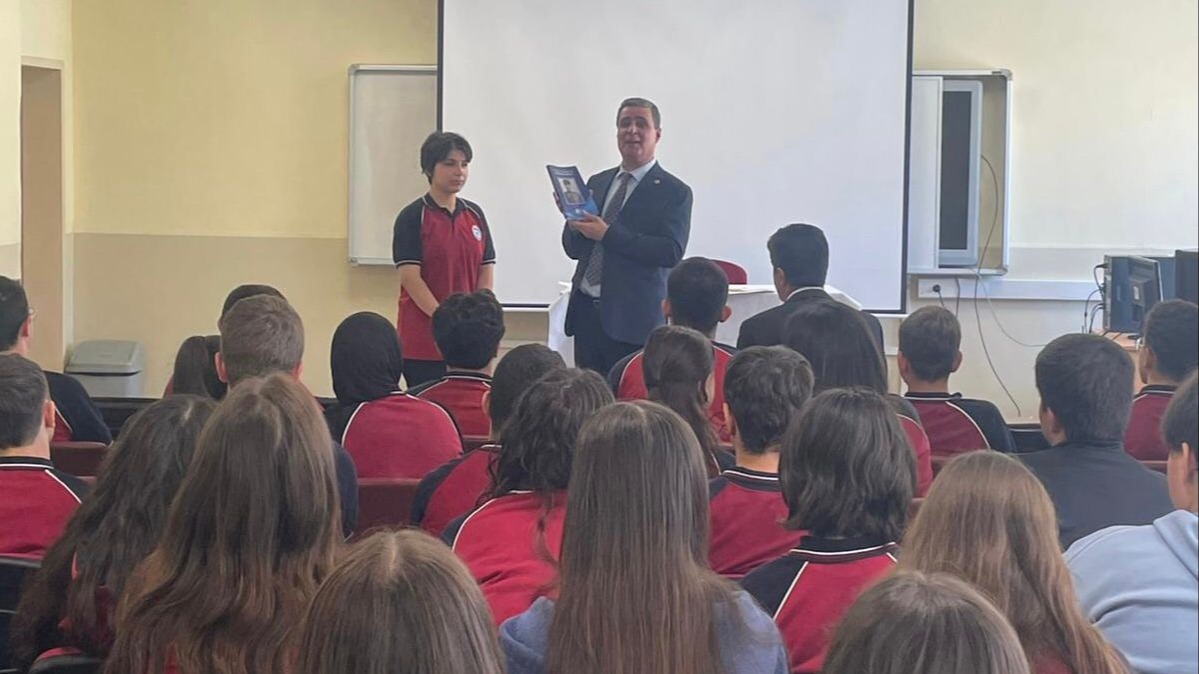 Fakültemiz Dekanı Prof. Dr. Mehmet Serhat Yılmaz, Prof. Dr. Saime İnal Savi Sosyal Bilimler Lisesi'nde