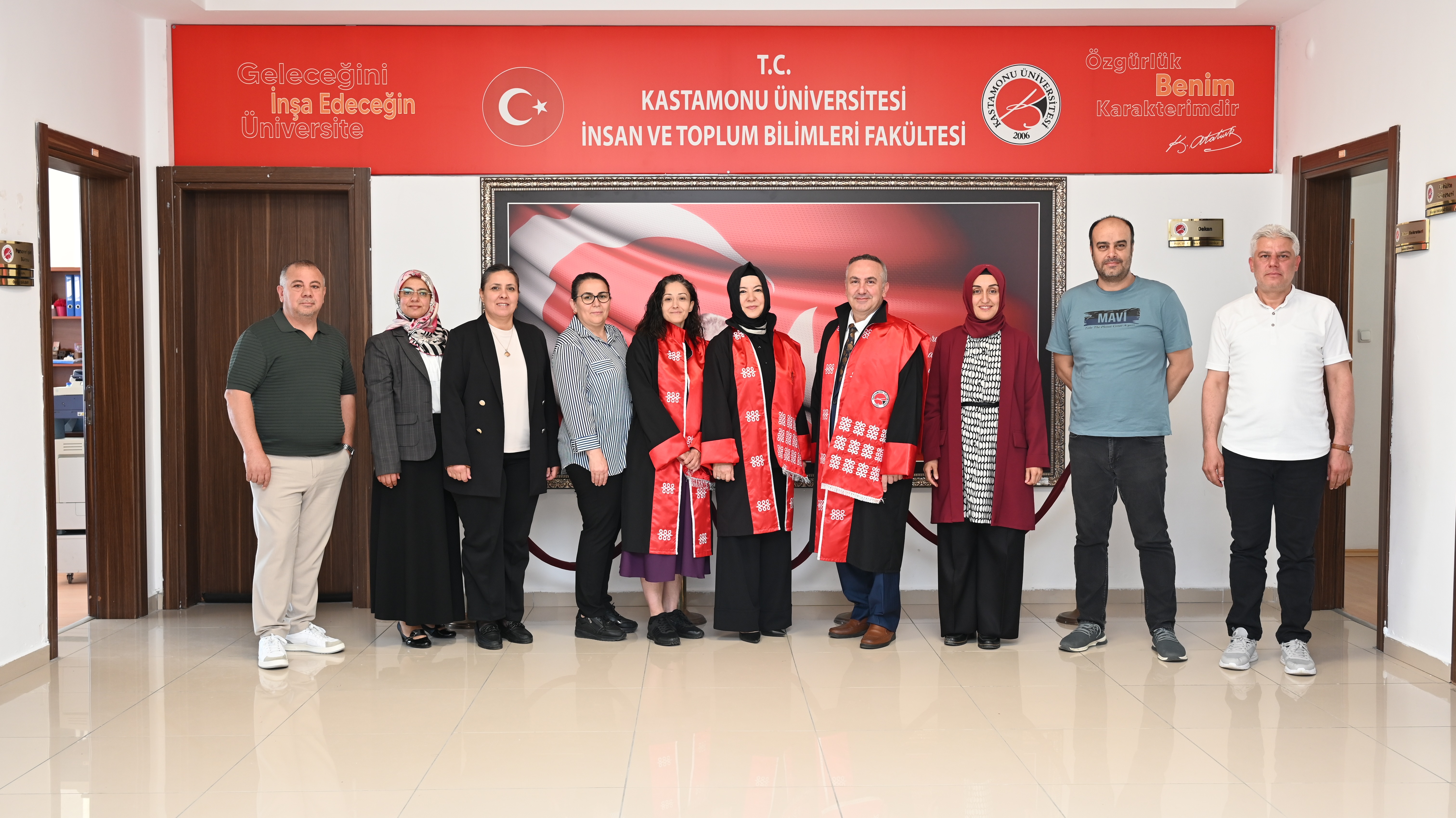 Fakültemiz Personeli Fotoğraf Çekiminde Bir Araya Geldi