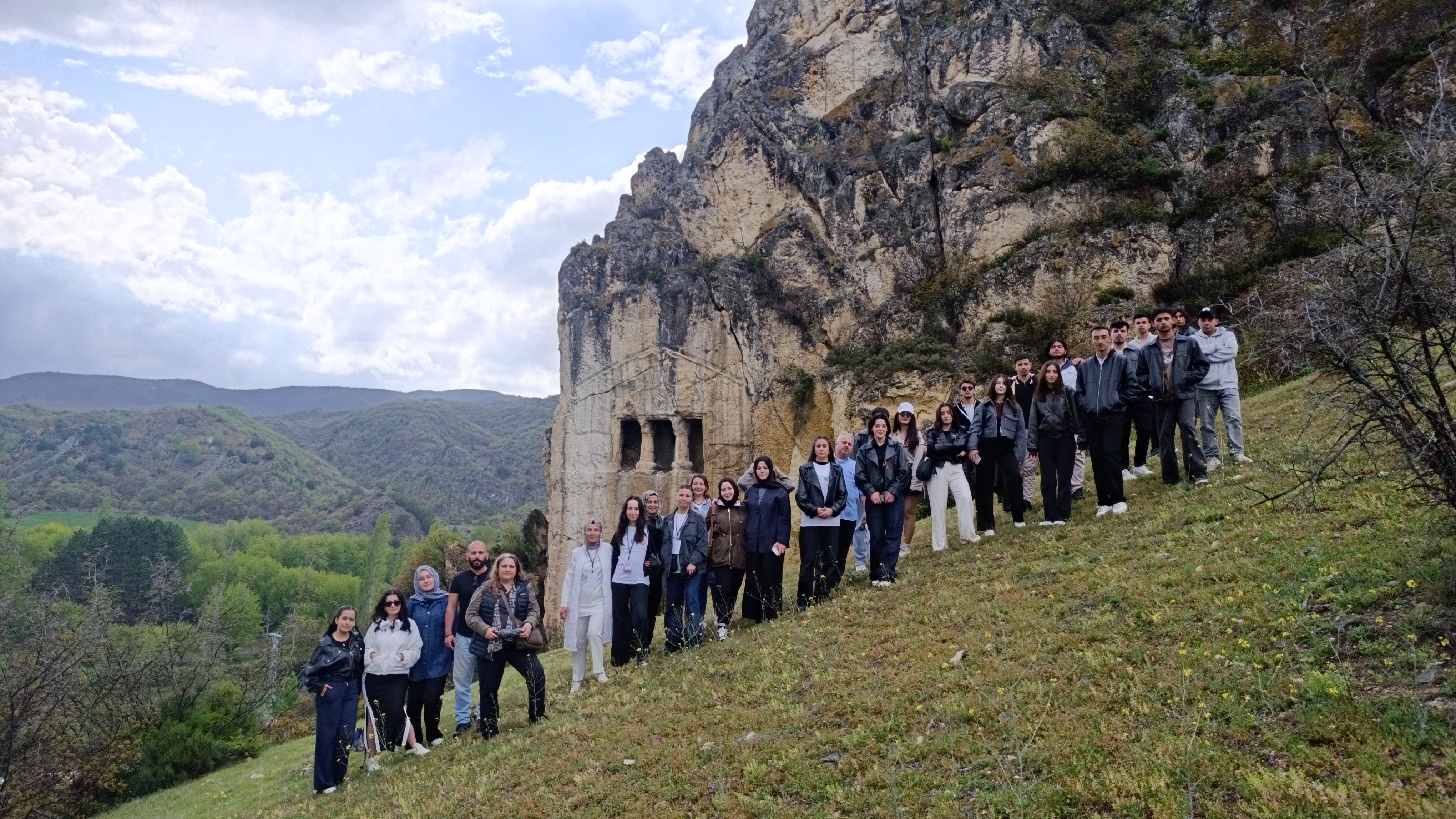 Arkeoloji ve Kültürel Miras Öğrenci Topluluğu, Taşköprü İlçesinde, Pompeiopolis Antik Kenti, Kent Müzesi ve Donlar Kale Kapı Kaya Mezarına Gezi Düzenledi. 