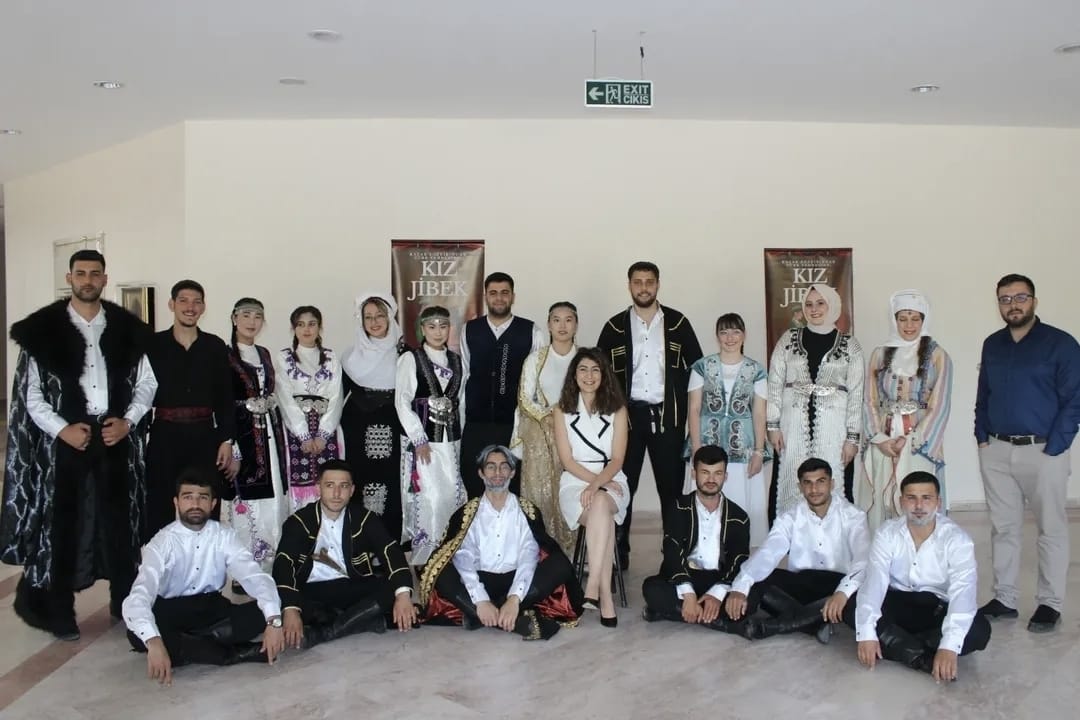 “Kız Jibek” Tiyatro Oyunu İzleyicilerle Buluştu