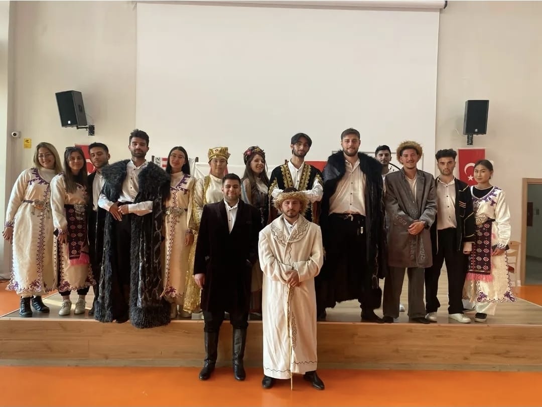 “Kız Jibek” Tiyatro Oyunu İzleyicilerle Buluştu